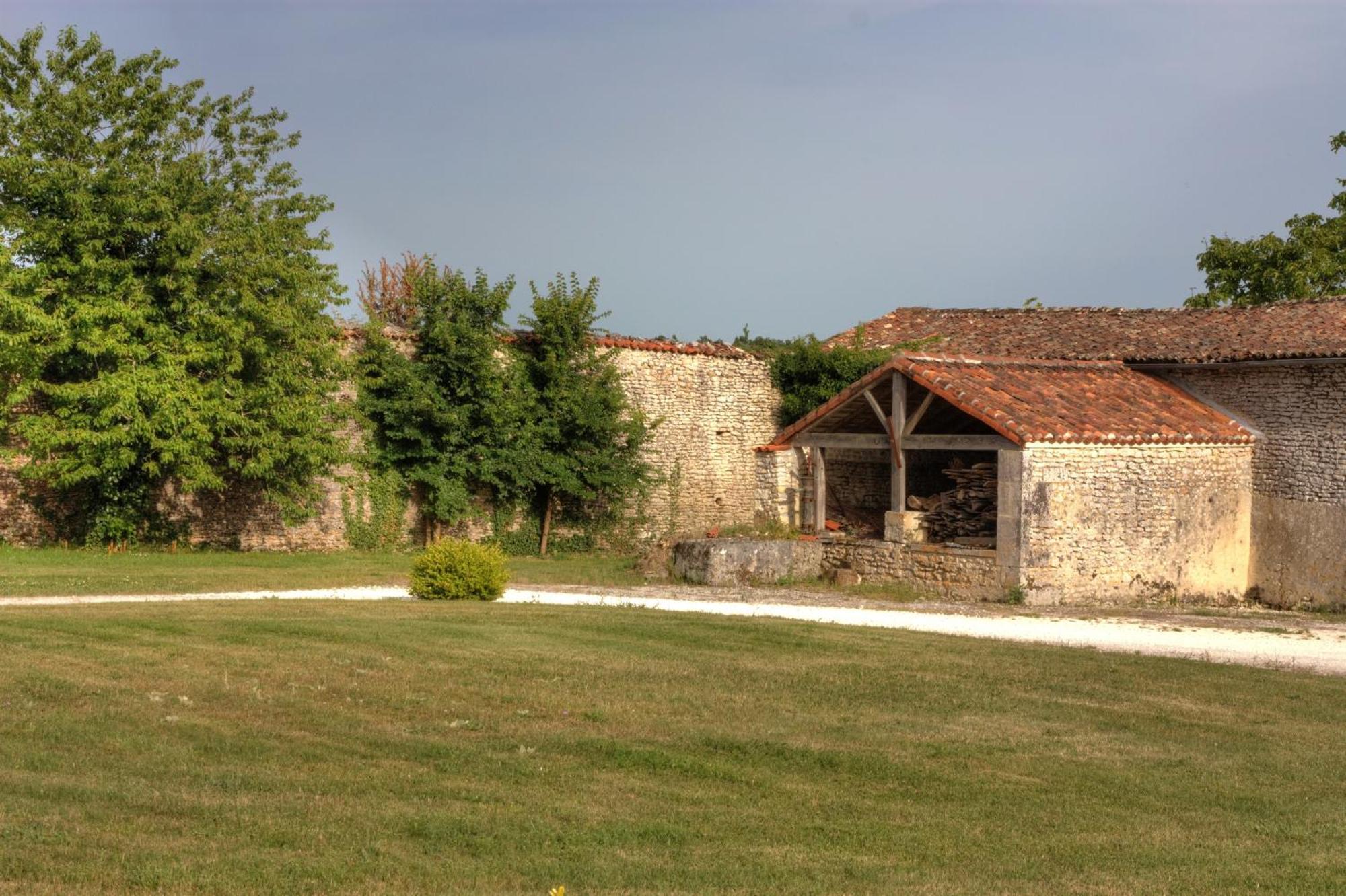 Chambres D'Hotes Logis De L'Astree Saint-Bris-des-Bois Ruang foto